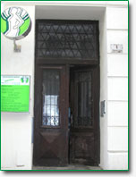 ul. Zmenick, vchodov dvee budovy, kde sdlme